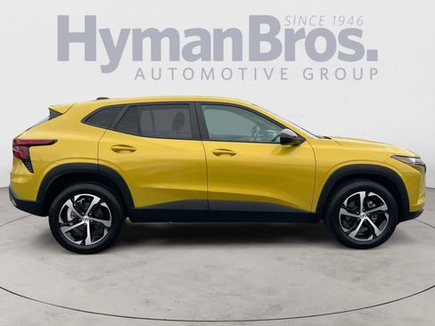 Used 2024 Chevrolet Trax RS w/ Sunroof Package image 2