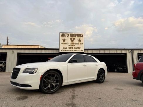 Used 2022 Chrysler 300 Touring w/ Sport Appearance Package image 33