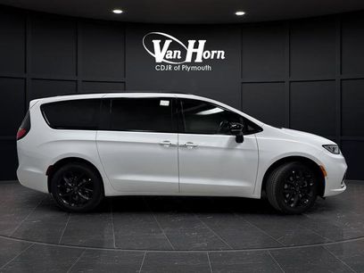 New 2026 Chrysler Pacifica Limited w/ Uconnect Theater Family Group