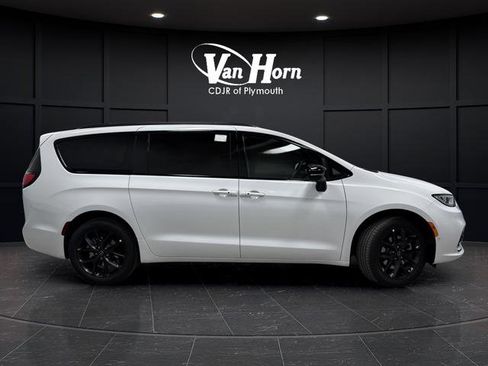 New 2026 Chrysler Pacifica Limited w/ Uconnect Theater Family Group image 2