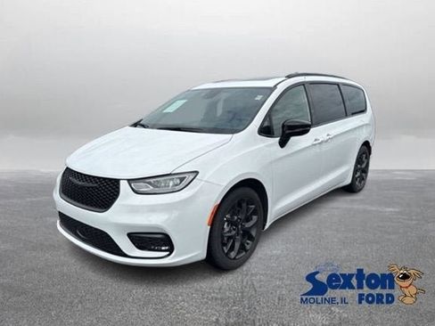 Used 2025 Chrysler Pacifica Limited FWD image 1