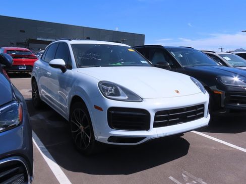 Used 2022 Porsche Cayenne AWD/4WD image 2
