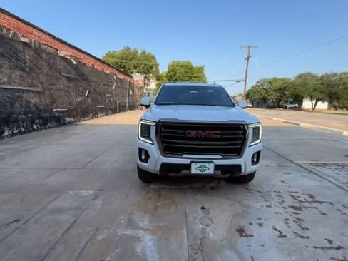 Used 2023 GMC Yukon AT4 w/ Technology Package AWD/4WD image 3