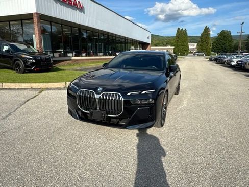Used 2025 BMW 740i xDrive AWD/4WD image 5