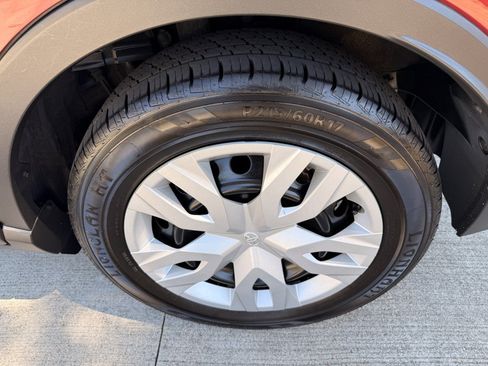 Used 2019 Toyota C-HR LE FWD image 12