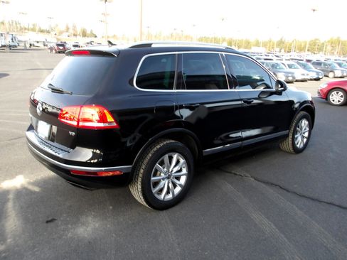 Used 2015 Volkswagen Touareg Sport image 5