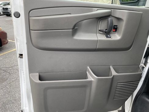 Used 2015 GMC Savana 2500 RWD image 9