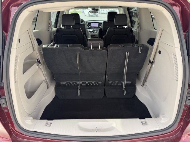 Used 2023 Chrysler Pacifica Touring-L FWD image 16