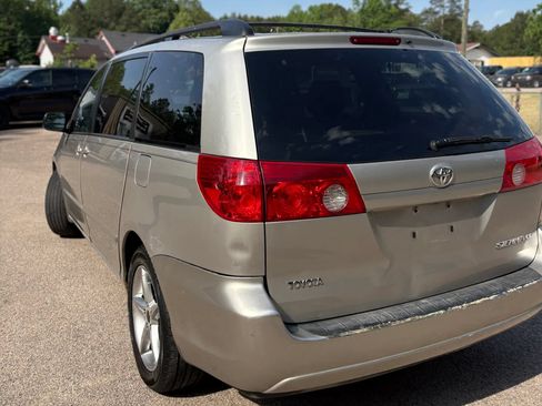 Used 2010 Toyota Sienna LE FWD image 4
