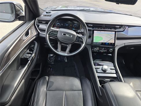 Certified 2022 Jeep Grand Cherokee Overland w/ Luxury Tech Group IV AWD/4WD image 24