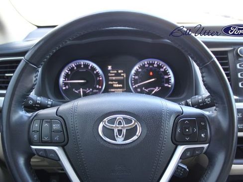 Used 2018 Toyota Highlander XLE image 25