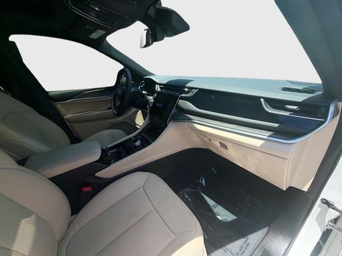 Used 2022 Jeep Grand Cherokee Limited 4xe w/ Luxury Tech Group II AWD/4WD image 35