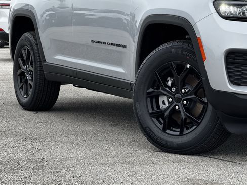 New 2025 Jeep Grand Cherokee Altitude image 12