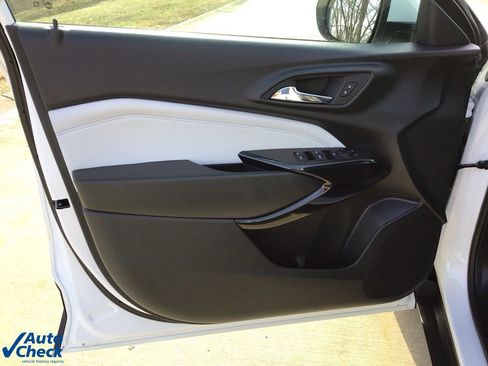 Used 2025 Chevrolet Trax LT image 22