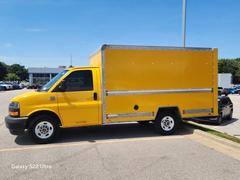 Used 2019 GMC Savana 3500 w/ Driver Convenience Package RWD image 6