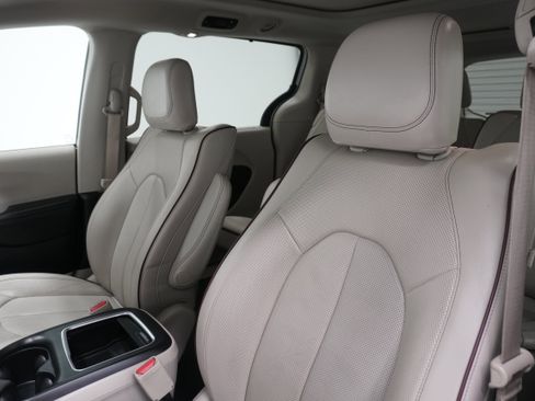 Used 2018 Chrysler Pacifica Limited w/ Tire & Wheel Group image 11