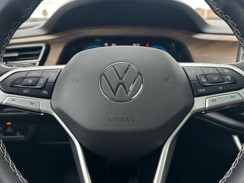 Used 2024 Volkswagen Atlas SE w/ Panoramic Sunroof Package FWD image 23