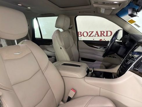 Used 2018 Cadillac Escalade Luxury AWD/4WD image 16
