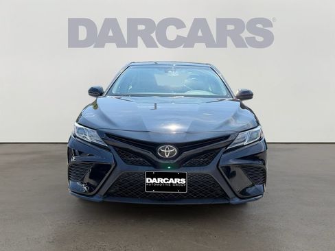 Used 2018 Toyota Camry SE FWD image 2