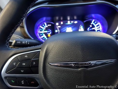 Used 2022 Chrysler Pacifica Limited w/ Uconnect Theater Family Group image 22