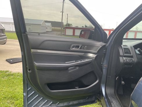 Used 2018 Ford Explorer XLT w/ Equipment Group 201A AWD/4WD image 12