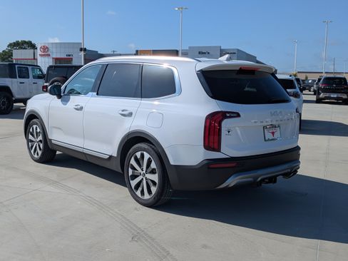 Used 2022 Kia Telluride EX w/ EX Premium Package FWD image 3