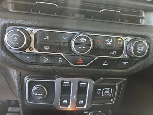 Used 2025 Jeep Wrangler Sport AWD/4WD image 17