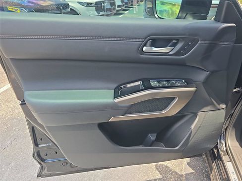 Used 2025 Nissan Pathfinder Platinum FWD image 15