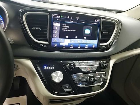 Used 2023 Chrysler Pacifica Touring-L FWD image 4