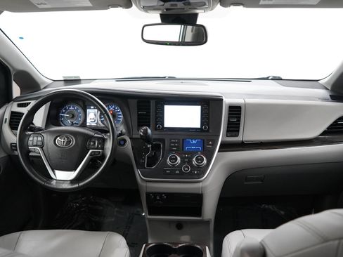 Used 2020 Toyota Sienna XLE w/ XLE Navigation Package FWD image 14