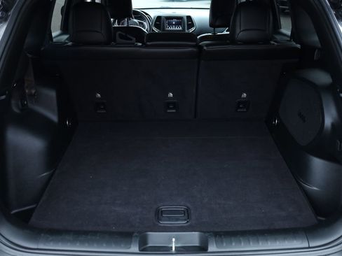 Used 2019 Jeep Cherokee Latitude Plus w/ Cold Weather Group image 16