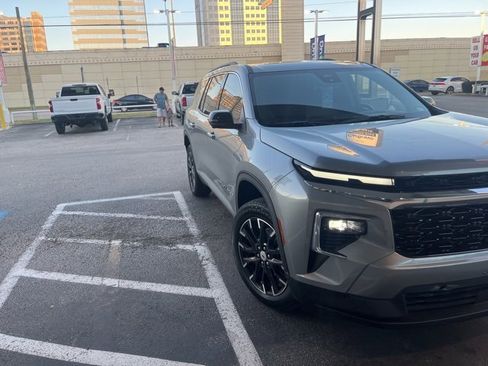 Used 2025 Chevrolet Traverse LT w/ Sun and Wheel Package image 1