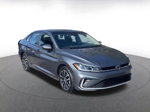 Used 2025 Volkswagen Jetta SE image 2