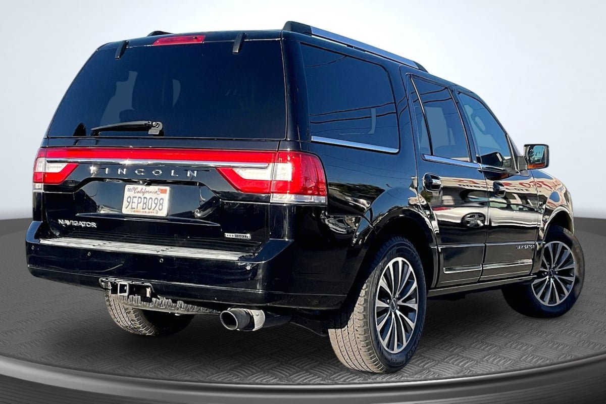 Used 2016 Lincoln Navigator Select RWD image 13
