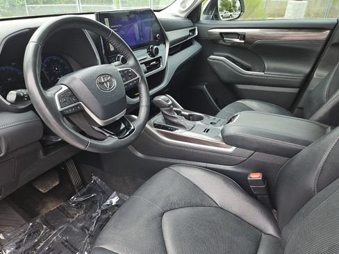 Used 2023 Toyota Highlander Limited FWD image 9