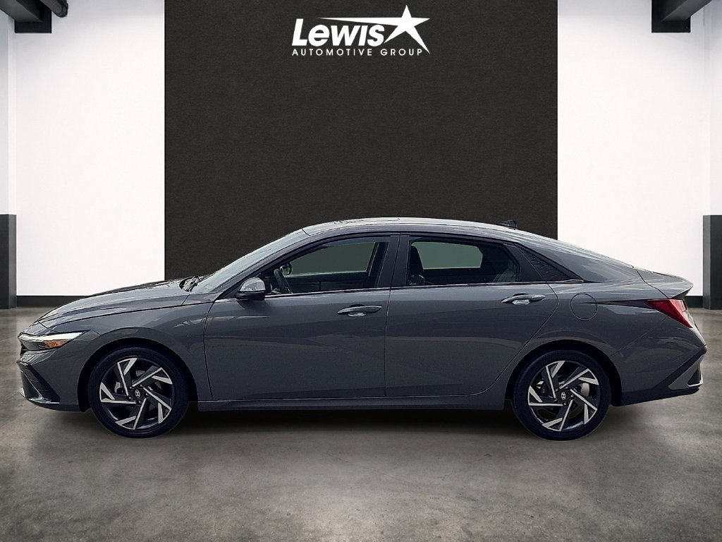 Used 2026 Hyundai Elantra Limited FWD image 2
