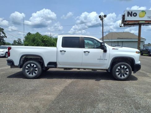 Used 2024 Chevrolet Silverado 2500 Custom w/ Custom Value Package image 2