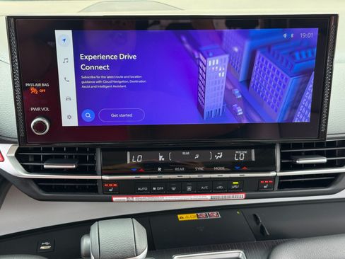 Used 2026 Toyota Sienna XLE FWD image 25