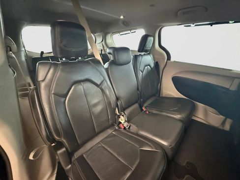 Used 2020 Chrysler Pacifica Touring-L FWD image 19