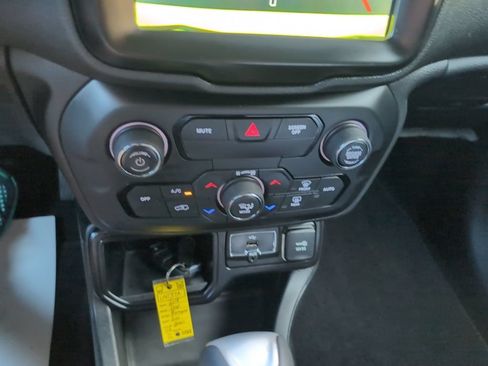 Used 2018 Jeep Renegade Altitude w/ UConnect 8.4 Nav Group FWD image 23
