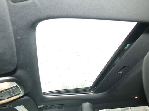 Used 2018 Jeep Grand Cherokee Limited image 24