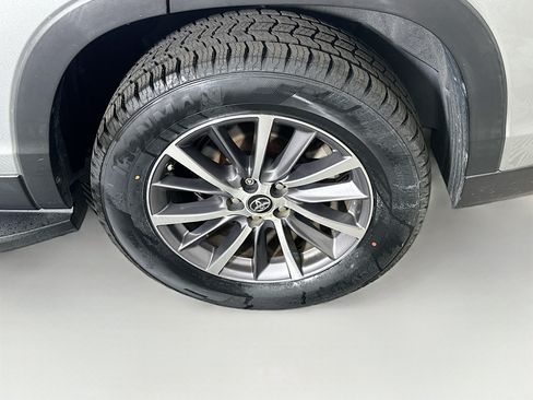Used 2019 Toyota Highlander XLE FWD image 11