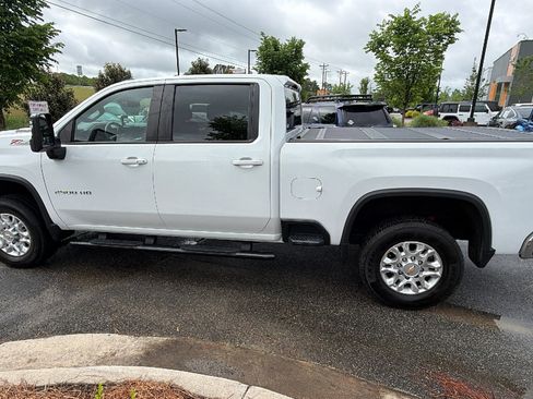 Used 2024 Chevrolet Silverado 2500 LT AWD/4WD image 11