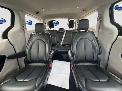 Used 2024 Chrysler Pacifica Touring-L FWD image 18
