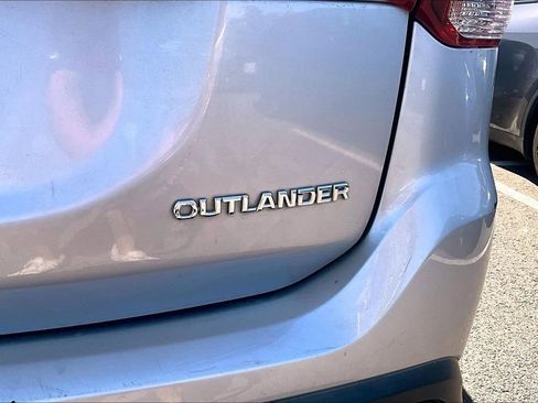 Used 2017 Mitsubishi Outlander ES FWD image 3