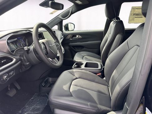New 2026 Chrysler Pacifica Select image 9