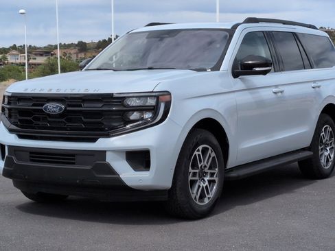Used 2025 Ford Expedition Active AWD/4WD image 7