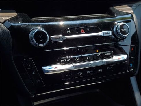 Used 2023 Ford Explorer Limited image 24