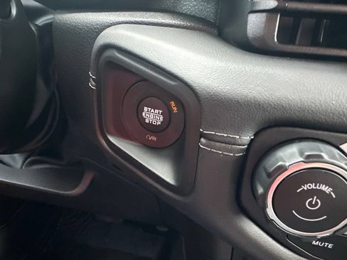 Used 2025 Jeep Wrangler Unlimited Sahara w/ Safety Group AWD/4WD image 17