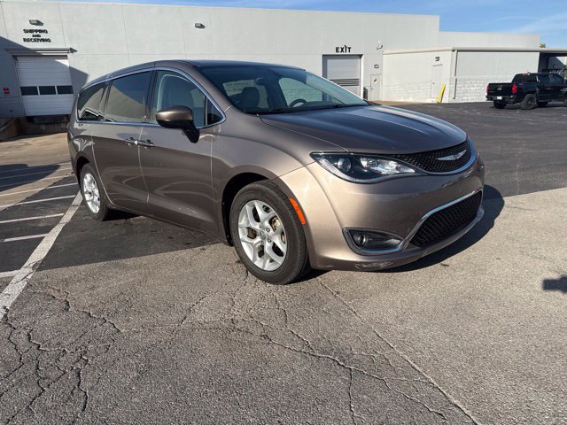 Used 2017 Chrysler Pacifica Touring Plus w/ Tire & Wheel Group FWD image 12